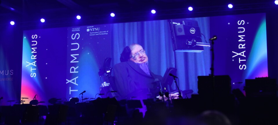 Helsa stoppet Stephen Hawkings trondheimstur. Direktesendt på Starmus-festivalens storskjerm talte han varmt for å kolonisere verdensrommet. (Foto: Lasse Biørnstad)
