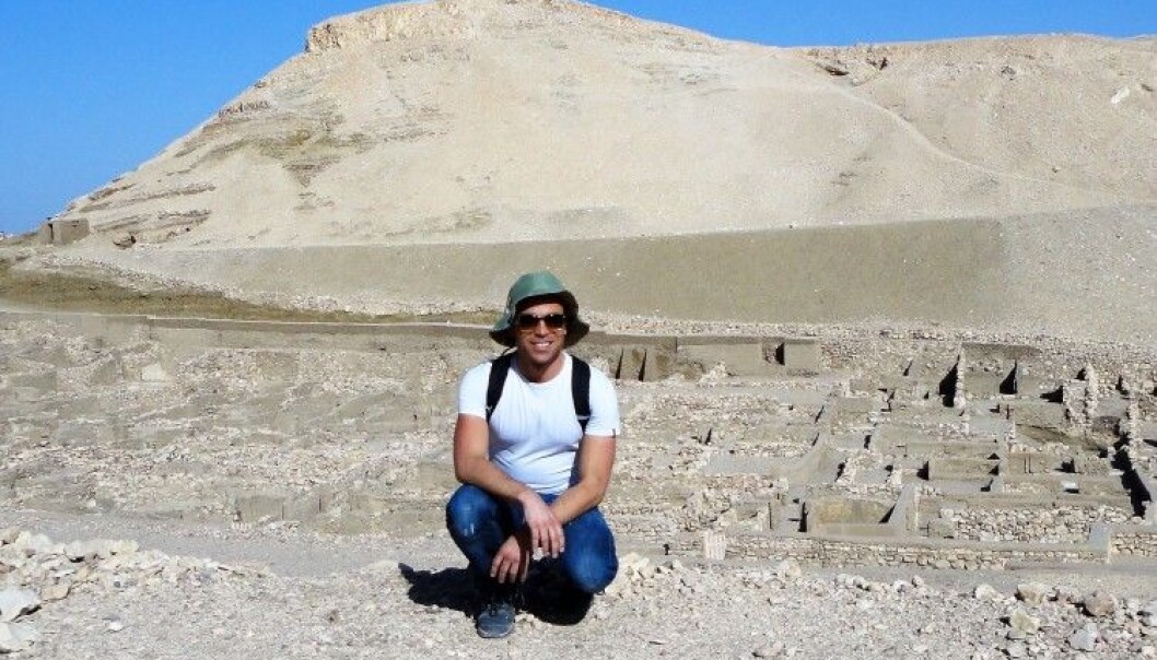 Reinert Skumsnes har nylig disputert med doktoravhandling om familie og kjønn i det Gamle Egypt. Her er han ved restene etter arbeiderlandsbyen Deir el-Medina. (Foto: Privat) Reinert Skumsnes har nylig disputert med doktoravhandling om familie og kjønn i det Gamle Egypt. Her er han ved restene etter arbeiderlandsbyen Deir el-Medina. (Foto: Privat)