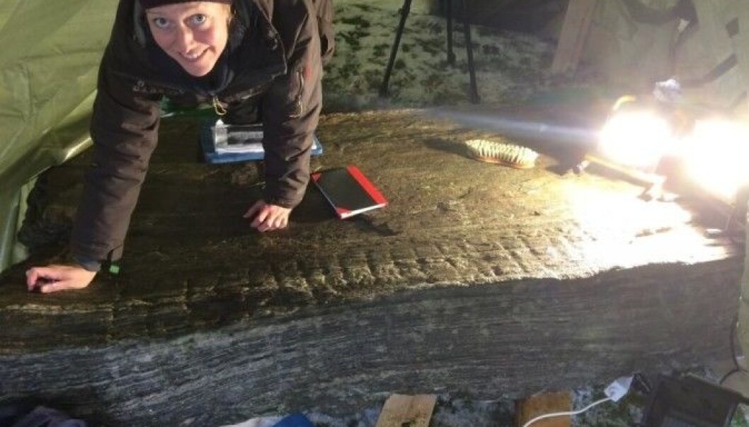 Karoline Kjesrud jobber med runene på steinen i Rakkestad. Her har de funnet et ord de ikke kjente fra før. (Foto: Kulturhistorisk museum, Universitetet i Oslo) Karoline Kjesrud jobber med runene på steinen i Rakkestad. Her har de funnet et ord de ikke kjente fra før. (Foto: Kulturhistorisk museum, Universitetet i Oslo)