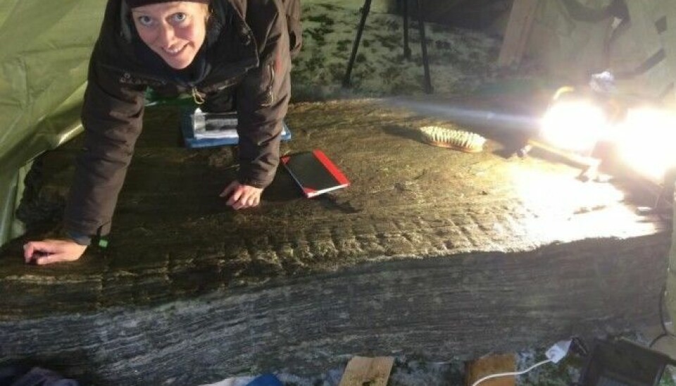 Karoline Kjesrud jobber med runene på steinen i Rakkestad. Her har de funnet et ord de ikke kjente fra før. (Foto: Kulturhistorisk museum, Universitetet i Oslo)