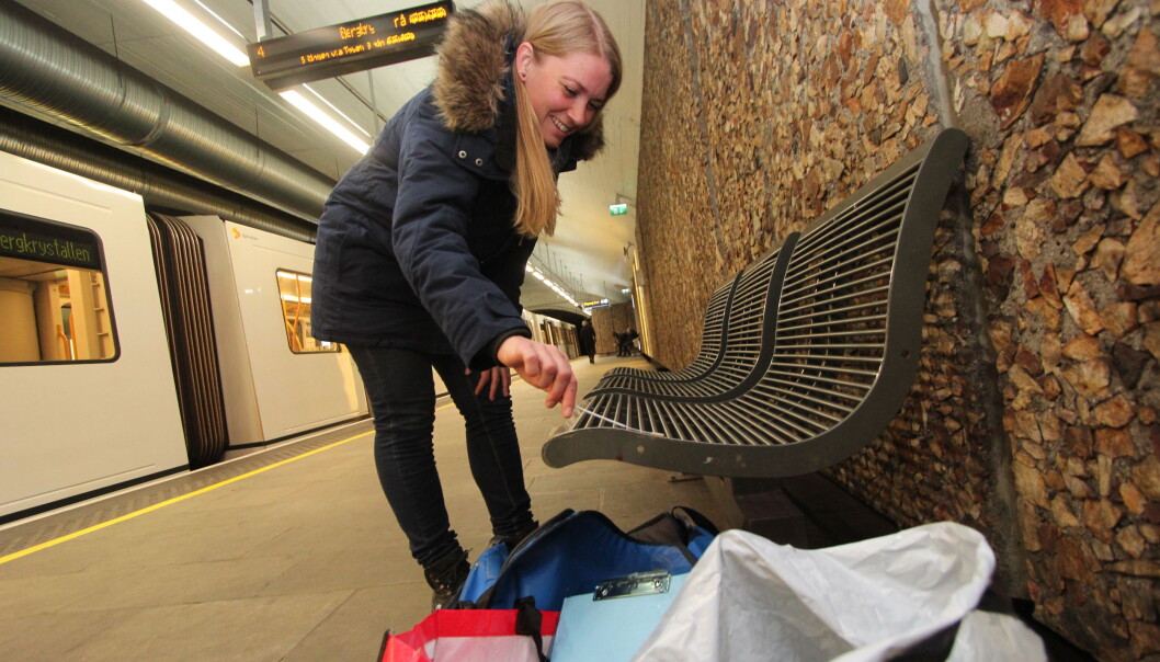 Her samler Kari Oline Bøifot DNA-prøver fra T-banen i Oslo tidligere i år. Prøvene er en del av et stort internasjonalt prosjekt for å finne ut hvilke mikroorganismer som finnes på T-baner og undergrunnsstasjoner verden over. (Foto: Espen Hofoss) Her samler Kari Oline Bøifot DNA-prøver fra T-banen i Oslo tidligere i år. Prøvene er en del av et stort internasjonalt prosjekt for å finne ut hvilke mikroorganismer som finnes på T-baner og undergrunnsstasjoner verden over. (Foto: Espen Hofoss)