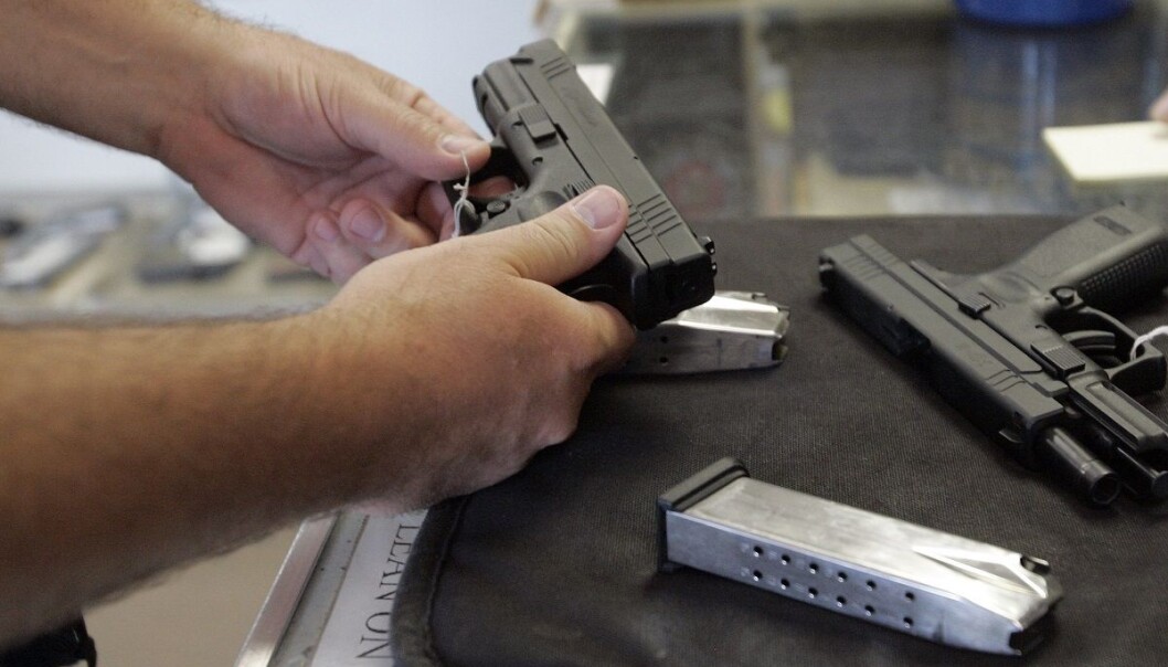Hvert år blir flere tusen barn i USA drept eller såret med skytevåpen. Her undersøker en kunde en pistol i en forretning i Chicago. (Illustrasjonsfoto: NTB scanpix) Hvert år blir flere tusen barn i USA drept eller såret med skytevåpen. Her undersøker en kunde en pistol i en forretning i Chicago. (Illustrasjonsfoto: NTB scanpix)