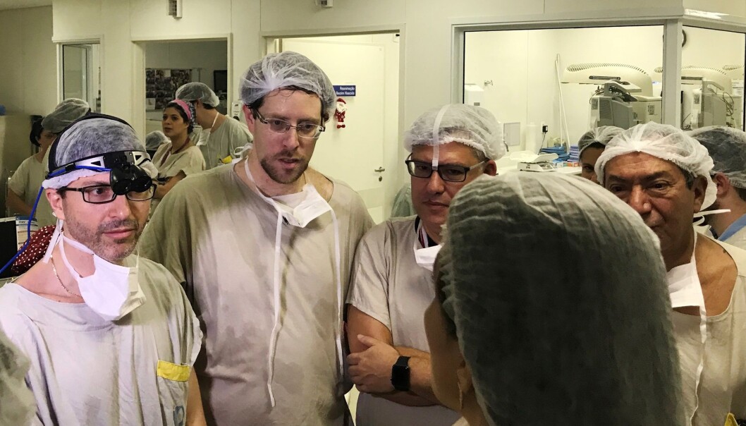 Kirurg Wellington Andraus (til venstre) utførte transplantasjonen. Nummer to fra venstre er lege Dani Eizenberg, sammen med øvrige kolleger ved Hospital das Clinicas da Universidade de São Paulo, på dagen da jenta ble født 5. desember i fjor. (Foto: Wellington Andraus via AP / NTB scanpix) Kirurg Wellington Andraus (til venstre) utførte transplantasjonen. Nummer to fra venstre er lege Dani Eizenberg, sammen med øvrige kolleger ved Hospital das Clinicas da Universidade de São Paulo, på dagen da jenta ble født 5. desember i fjor. (Foto: Wellington Andraus via AP / NTB scanpix)