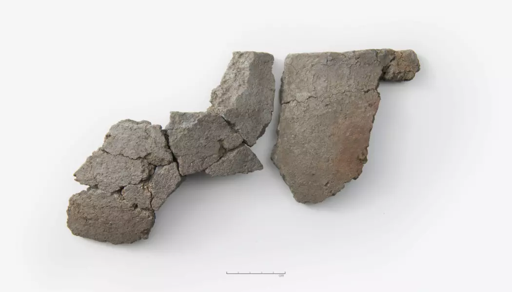 Deler av et kleberkar ble funnet i inngangspartiet til det arkeologene mener er et hus fra vikingtiden. (Foto: Terje Tveit, Arkeologisk museum, UiS)