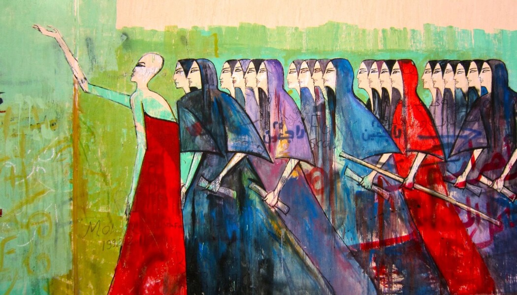 Alaa Awad er en egyptisk kunstner som velkjent for sine gatemalerier under opprøret i Egypt i 2011 - 2012. Ved å endre på gamle egyptiske motiv, gjemmer han subtile beskjeder til folket. Her har han gitt sørgende kvinner fra et gammelt egyptisk motiv noe å forsvare seg med. De går bestemt i retning av innenriksdepartementet med en form for batong i hendene ifølge en tolkning av journalist og blogger Soraya Morayef. (Foto: Gigi Ibrahim/ flickr). Alaa Awad er en egyptisk kunstner som velkjent for sine gatemalerier under opprøret i Egypt i 2011 - 2012. Ved å endre på gamle egyptiske motiv, gjemmer han subtile beskjeder til folket. Her har han gitt sørgende kvinner fra et gammelt egyptisk motiv noe å forsvare seg med. De går bestemt i retning av innenriksdepartementet med en form for batong i hendene ifølge en tolkning av journalist og blogger Soraya Morayef. (Foto: Gigi Ibrahim/ flickr).