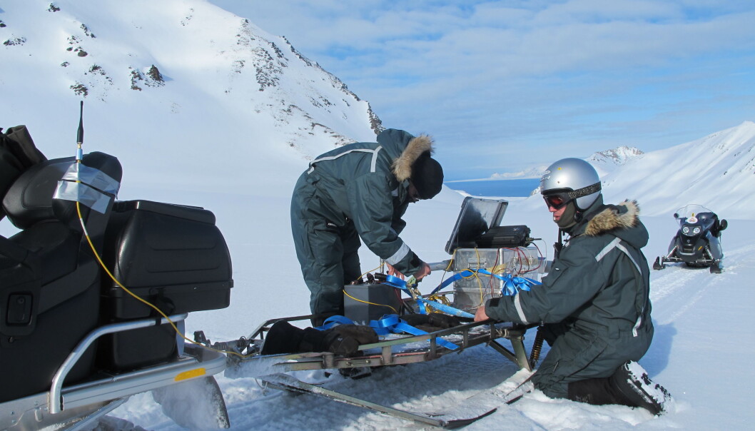 Her tester forskere Rimfax på Svalbard. Permafrosten gjør at grunnen er svært godt egnet til testing av radaren, da den i enkelte områder ligner overflaten på Mars. (Foto: FFI) Her tester forskere Rimfax på Svalbard. Permafrosten gjør at grunnen er svært godt egnet til testing av radaren, da den i enkelte områder ligner overflaten på Mars. (Foto: FFI)