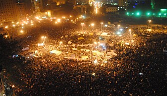 Over 50 000 demonstrerte på Tahrirplassen, en stor offentlig plass i Kairo, den 25. januar 2011. Over de neste dagene vokste folkemengden og 250 000 mennesker okkuperte torget. Dette bildet er fra senere protester i november. (Foto: Lilian Wagdy/ Flickr). Over 50 000 demonstrerte på Tahrirplassen, en stor offentlig plass i Kairo, den 25. januar 2011. Over de neste dagene vokste folkemengden og 250 000 mennesker okkuperte torget. Dette bildet er fra senere protester i november. (Foto: Lilian Wagdy/ Flickr).