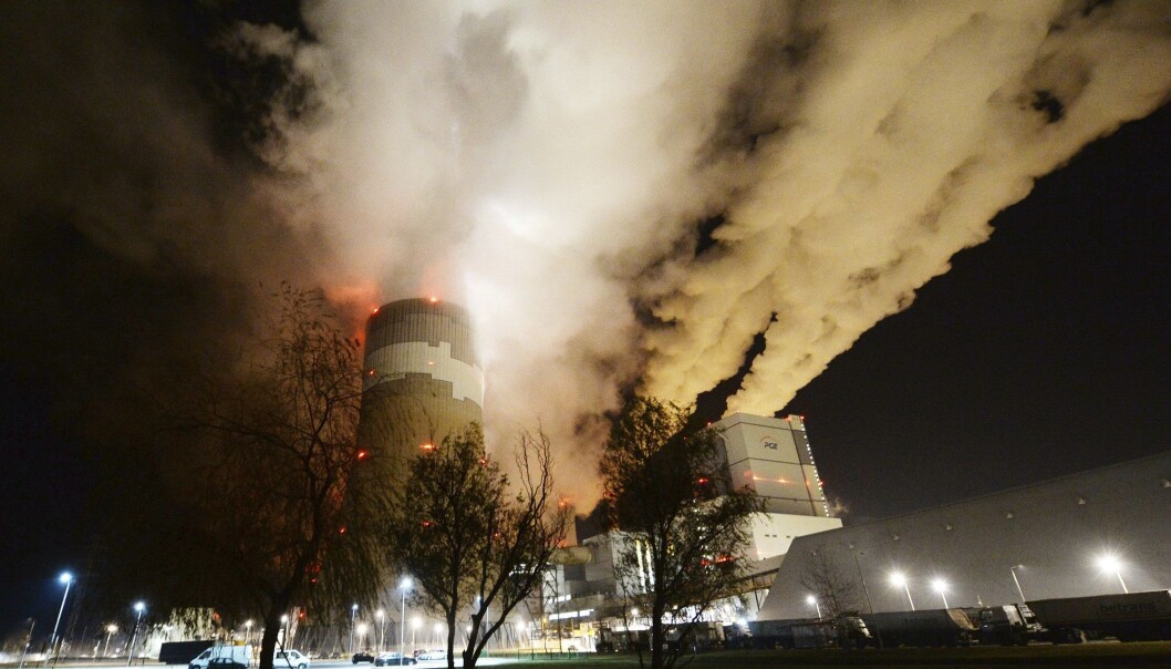 Røyk og damp stiger opp fra Europas største brunkull-kraftverk i Betchatow i Polen. Noen mil unna ligger Katowice, hvor klimaforhandlere fra hele verden forsøker å bli enige om et nytt regelverk for iverksettelsen av Parisavtalen. (Foto: Czarek Sokolowski / AP / NTB scanpix) Røyk og damp stiger opp fra Europas største brunkull-kraftverk i Betchatow i Polen. Noen mil unna ligger Katowice, hvor klimaforhandlere fra hele verden forsøker å bli enige om et nytt regelverk for iverksettelsen av Parisavtalen. (Foto: Czarek Sokolowski / AP / NTB scanpix)