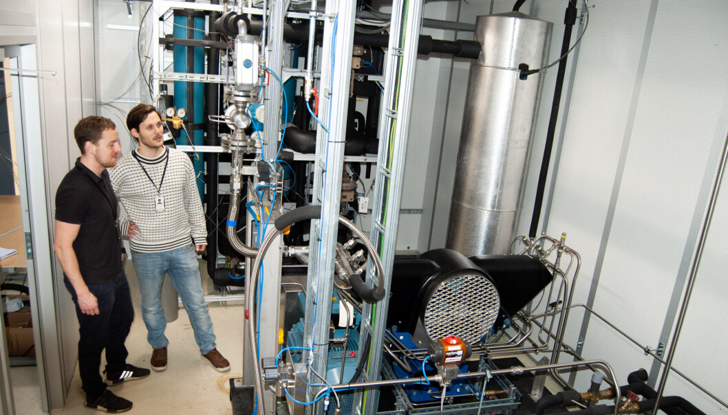 Målinger SINTEF-forskerne David Berstad og Stian Trædal (til venstre) har fått under forsøk med det nye systemet på denne lab-rigg i Trondheim viser at de ved å flytendegjøre CO2 oppnår en renhet på minst 99 prosent. (Foto: Håvard Egge) Målinger SINTEF-forskerne David Berstad og Stian Trædal (til venstre) har fått under forsøk med det nye systemet på denne lab-rigg i Trondheim viser at de ved å flytendegjøre CO2 oppnår en renhet på minst 99 prosent. (Foto: Håvard Egge)