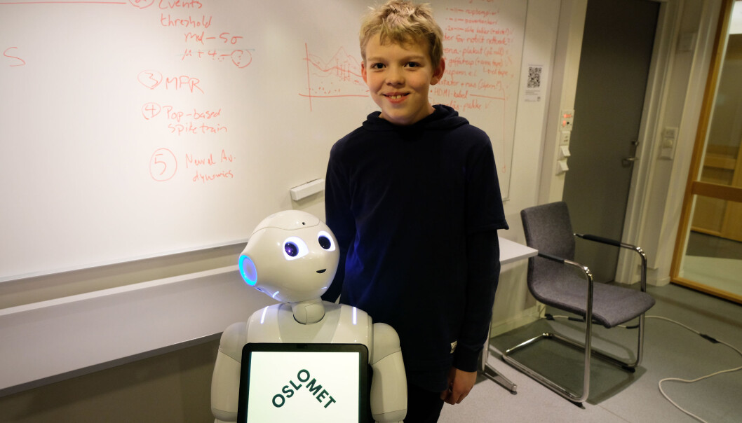 Eskil (10) syntes det var spennende å teste robotene. Han håper at de snart tar turen til barneskolene. (Foto: Karoline Spanthus Bjørnfeldt) Eskil (10) syntes det var spennende å teste robotene. Han håper at de snart tar turen til barneskolene. (Foto: Karoline Spanthus Bjørnfeldt)