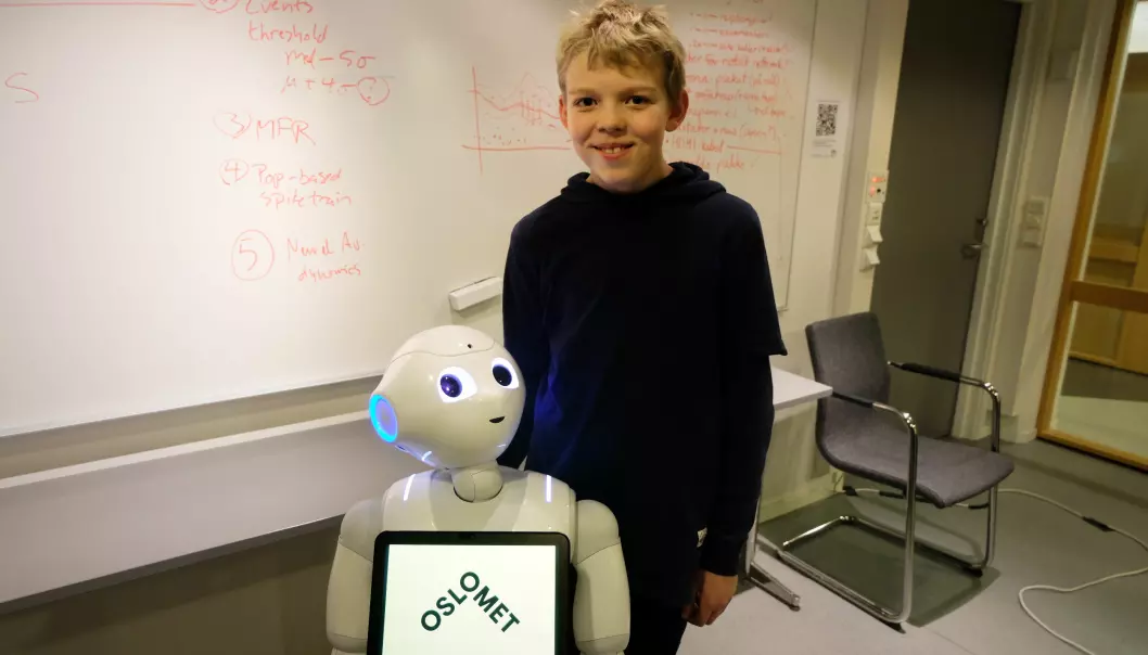 Eskil (10) syntes det var spennende å teste robotene. Han håper at de snart tar turen til barneskolene. (Foto: Karoline Spanthus Bjørnfeldt)