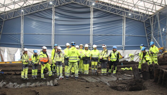 Representanter fra Klima- og miljødepartementet, Riksantikvaren, Kulturhistorisk museum og NIKU diskuterer hvordan Bispeallmenningen kan bevares. (Foto: Margrethe Havgar/NIKU) Representanter fra Klima- og miljødepartementet, Riksantikvaren, Kulturhistorisk museum og NIKU diskuterer hvordan Bispeallmenningen kan bevares. (Foto: Margrethe Havgar/NIKU)