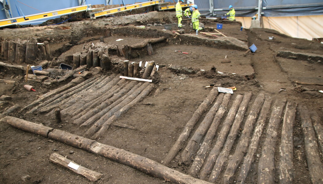 Avdekkingen av et langt og delvis sammenhengende løp av en middelaldersk gate er ikke dagligdags, og Oslo er en by som er opptatt av sin egen historie. (Foto: NRK) Avdekkingen av et langt og delvis sammenhengende løp av en middelaldersk gate er ikke dagligdags, og Oslo er en by som er opptatt av sin egen historie. (Foto: NRK)