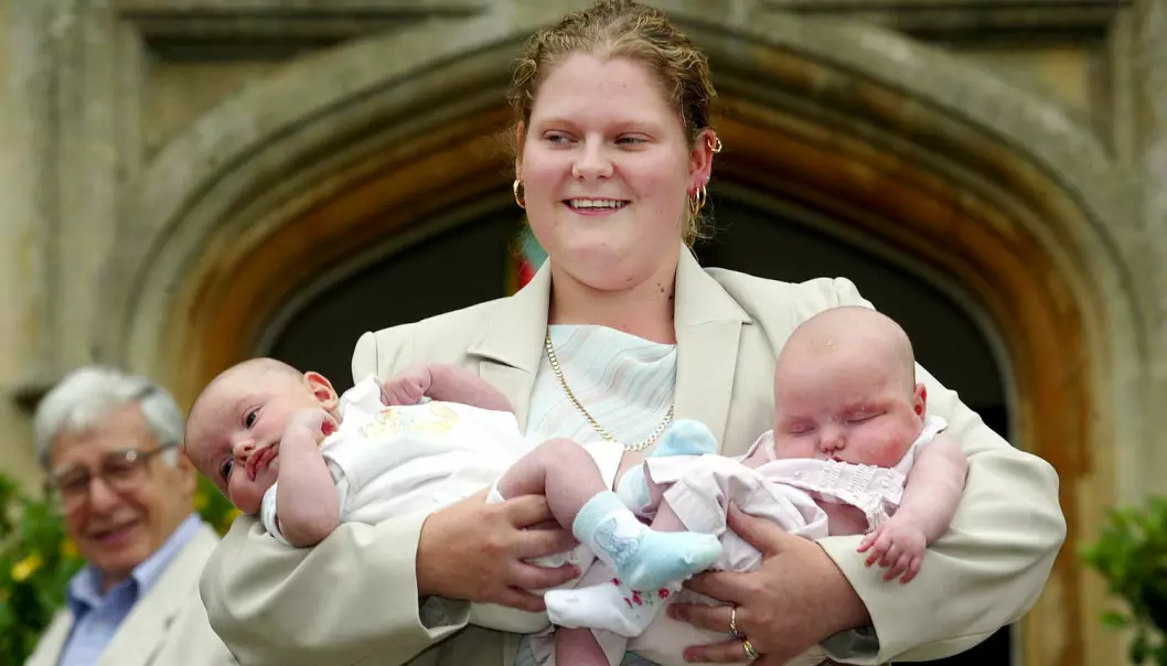 Engelske Louise Brown var verdens første prøverørsbarn. Her er hun avbildet med 13 uker gamle tvillinger på et 25-årsjubileum for prøverørsbefruktning i 2003. (Foto: Stringer/uk / Reuters / NTB Scanpix)