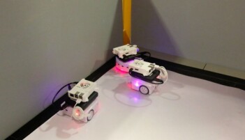 De svermende robot-biene plasserer seg i en klynge. (Foto: Karoline Spanthus Bjørnfeldt) De svermende robot-biene plasserer seg i en klynge. (Foto: Karoline Spanthus Bjørnfeldt)