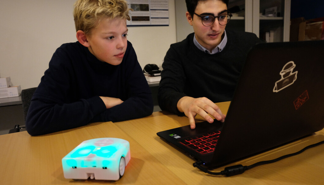 Eskil følger med på hvordan robot-biene kan tildeles egenskaper. (Foto: Ingrid Schou) Eskil følger med på hvordan robot-biene kan tildeles egenskaper. (Foto: Ingrid Schou)