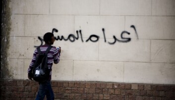 I begynnelsen tagget egypterne beskjeder med spraymaling. (Foto: Hossam el-Hamalawy/ Flickr CC BY-SA 2.0) I begynnelsen tagget egypterne beskjeder med spraymaling. (Foto: Hossam el-Hamalawy/ Flickr CC BY-SA 2.0)
