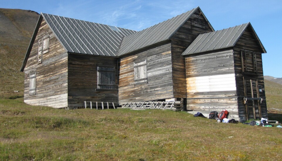 Svenskehuset er et kjent kulturminne på Svalbard. Men når permafrosten tiner, står det i fare for å brytes raskere ned. (Foto: NIKU)