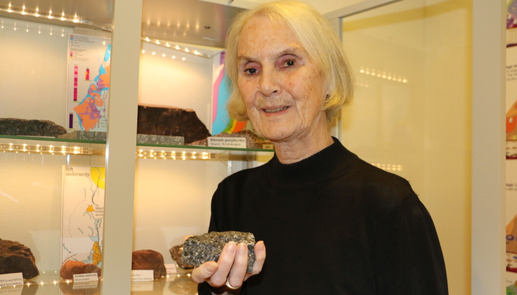 Else-Ragnhild Neumann ville bli lege, men det var geofagene som tok henne. Og selv om hun nå runder 80, har de henne fortsatt i sin hule hånd. (Foto: Gunhild M. Haugnes, UiO) Else-Ragnhild Neumann ville bli lege, men det var geofagene som tok henne. Og selv om hun nå runder 80, har de henne fortsatt i sin hule hånd. (Foto: Gunhild M. Haugnes, UiO)