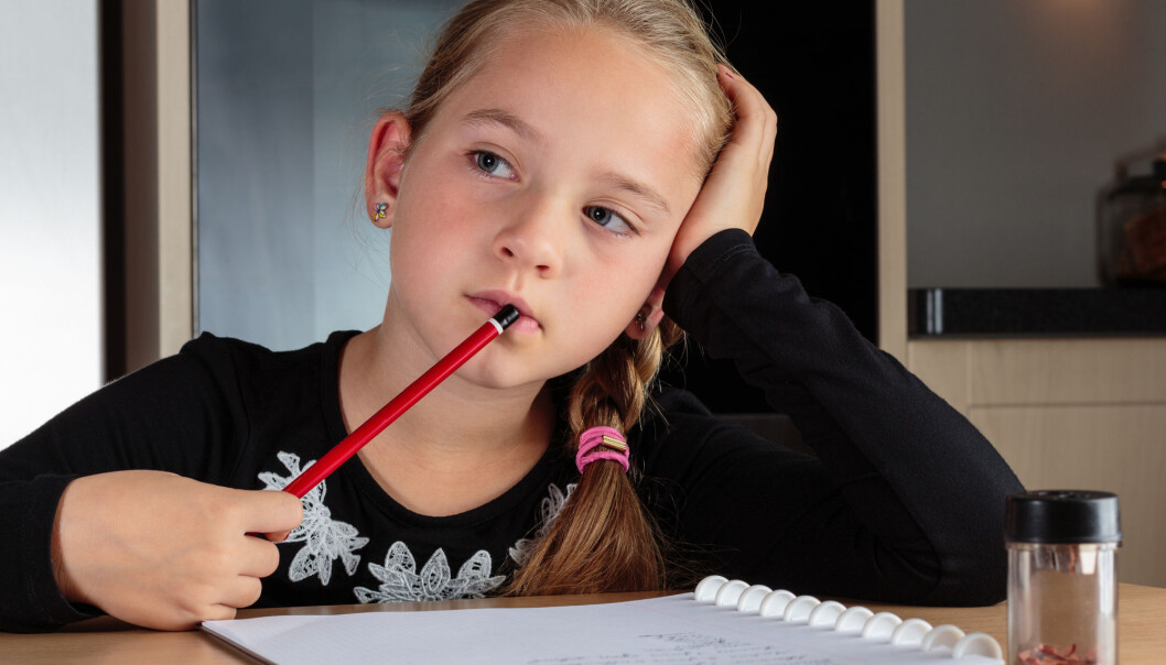 Noen barn som i dag får ADHD-diagnose løper ikke rundt i klasserommet. De bråker ikke. De sitter tvert imot stille i sine egne tanker. Men de sliter, akkurat som ADHD-barna, med å følge med på hva læreren sier. (Foto: Steven Van Aerschot / Shutterstock / NTB scanpix) Noen barn som i dag får ADHD-diagnose løper ikke rundt i klasserommet. De bråker ikke. De sitter tvert imot stille i sine egne tanker. Men de sliter, akkurat som ADHD-barna, med å følge med på hva læreren sier. (Foto: Steven Van Aerschot / Shutterstock / NTB scanpix)