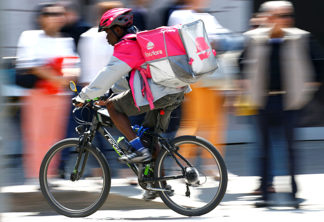 Foodora er et internasjonalt selskap som leverer restaurantmat på døra til folk i mange byer, inkludert Milano som bildet er fra. Representanter fra Oslo-restauranter opplever at den sentrale styringen gjør kommunikasjonen med matleveringstjenesten vanskelig. (Foto: Reuters/Stefano Rellandini) Foodora er et internasjonalt selskap som leverer restaurantmat på døra til folk i mange byer, inkludert Milano som bildet er fra. Representanter fra Oslo-restauranter opplever at den sentrale styringen gjør kommunikasjonen med matleveringstjenesten vanskelig. (Foto: Reuters/Stefano Rellandini)