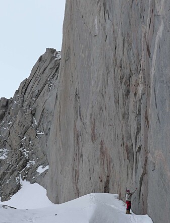 Fjellsider finslipt av is og uten vegetasjon gir geologene god mulighet til å studere bergveggene i Dronning Maud Land (foto: Ane K. Engvik). Fjellsider finslipt av is og uten vegetasjon gir geologene god mulighet til å studere bergveggene i Dronning Maud Land (foto: Ane K. Engvik).