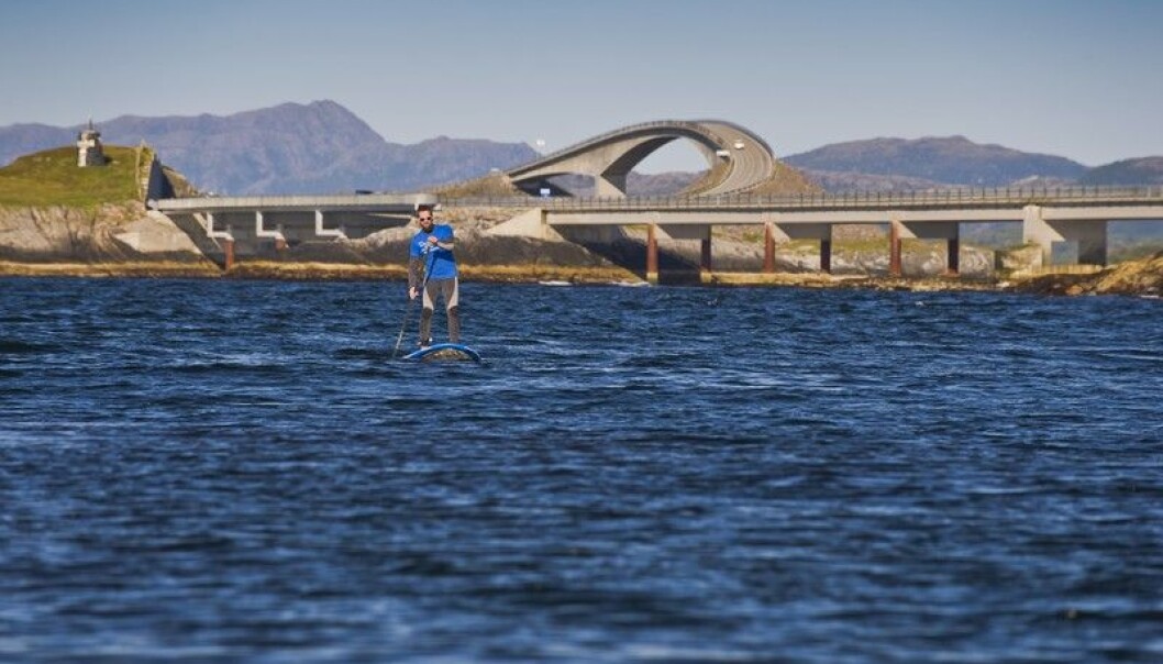 – Jeg vil påstå at Atlanterhavsveien verken er nasjonsbyggende eller pittoresk. Den er tvert imot et eksempel på landskapsvoldtekt, skriver Tore Edvard Bergaust. (Foto: CH – Visitnorway.com) – Jeg vil påstå at Atlanterhavsveien verken er nasjonsbyggende eller pittoresk. Den er tvert imot et eksempel på landskapsvoldtekt, skriver Tore Edvard Bergaust. (Foto: CH – Visitnorway.com)