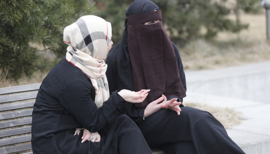 Hva sier forskning om nikab og hvordan den påvirker måten vi snakker med hverandre på? (Foto: Lise Åserud / NTB scanpix) Hva sier forskning om nikab og hvordan den påvirker måten vi snakker med hverandre på? (Foto: Lise Åserud / NTB scanpix)