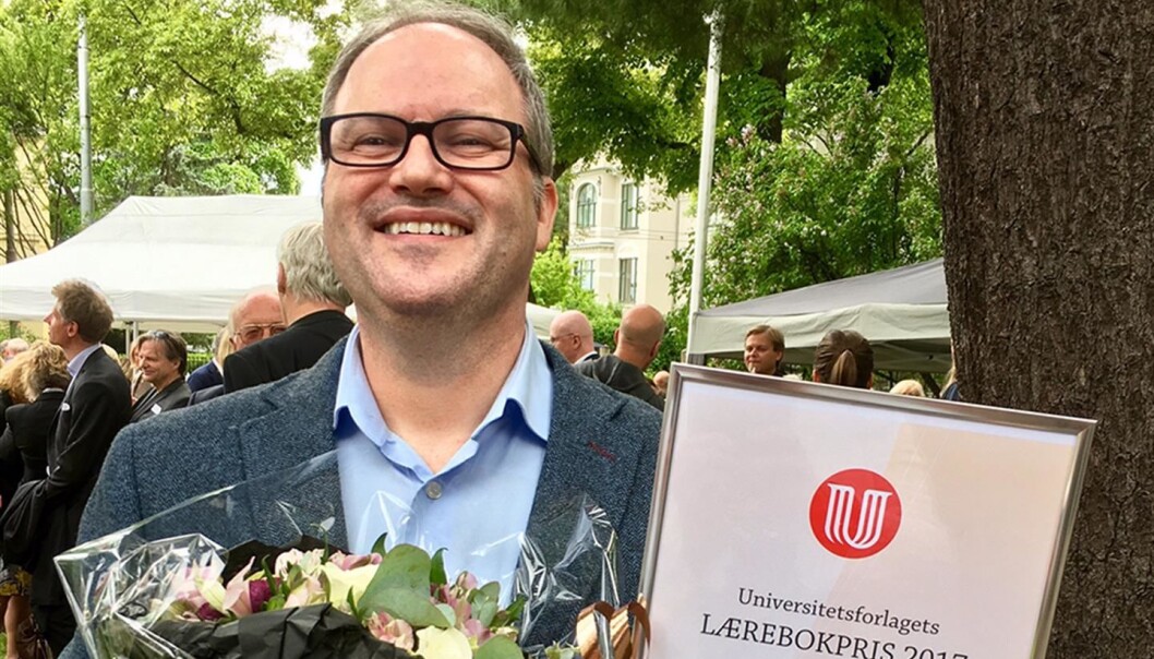 Førsteamanuensis Jarle Sidney Diesen har fått årets lærebokpris 2017 fra Universitetsforlaget. (Foto: Åse Nylenna Akslen) Førsteamanuensis Jarle Sidney Diesen har fått årets lærebokpris 2017 fra Universitetsforlaget. (Foto: Åse Nylenna Akslen)