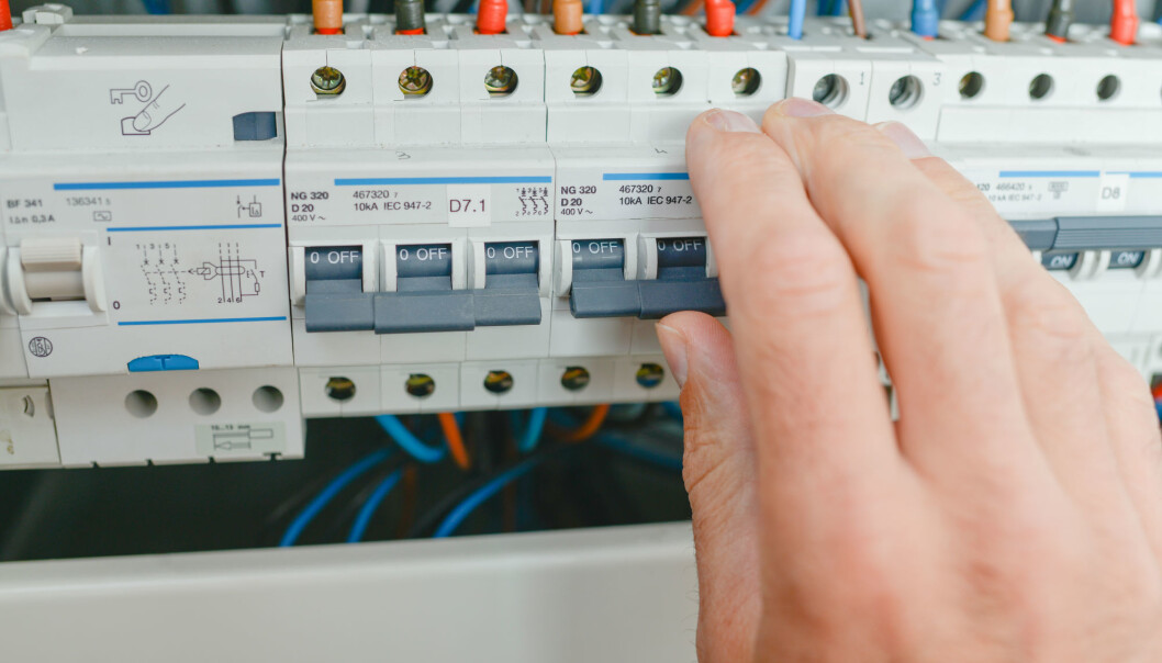 Forskere ser for seg et datasystem som kan hjelpe oss å fordele strømforbruket vårt utover dagen. Da unngår vi å overbelaste strømnettet, mener de. (Illustrasjonsfoto: Colourbox) Forskere ser for seg et datasystem som kan hjelpe oss å fordele strømforbruket vårt utover dagen. Da unngår vi å overbelaste strømnettet, mener de. (Illustrasjonsfoto: Colourbox)