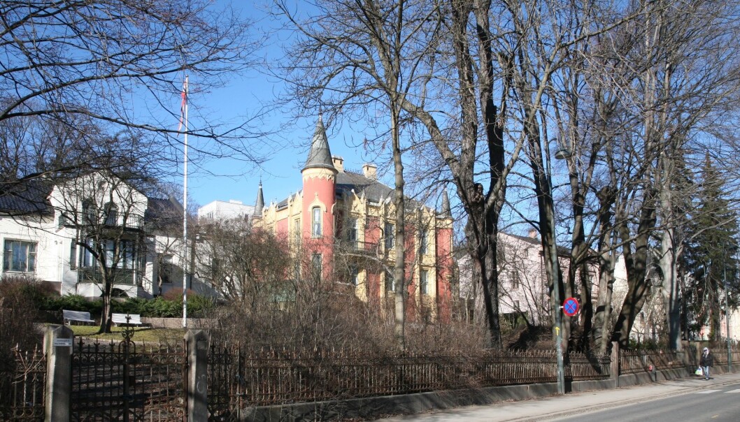 Gamle erverdige hus kan ha egne lovdokumenter. Det gjør både politikere og utbyggere usikre på om de kan bygge nytt eller endre eiendommene, ifølge forsker. (Foto: Nina Aldin Thune/ CC BY-SA 2.5 / Wikimedia commons) Gamle erverdige hus kan ha egne lovdokumenter. Det gjør både politikere og utbyggere usikre på om de kan bygge nytt eller endre eiendommene, ifølge forsker. (Foto: Nina Aldin Thune/ CC BY-SA 2.5 / Wikimedia commons)