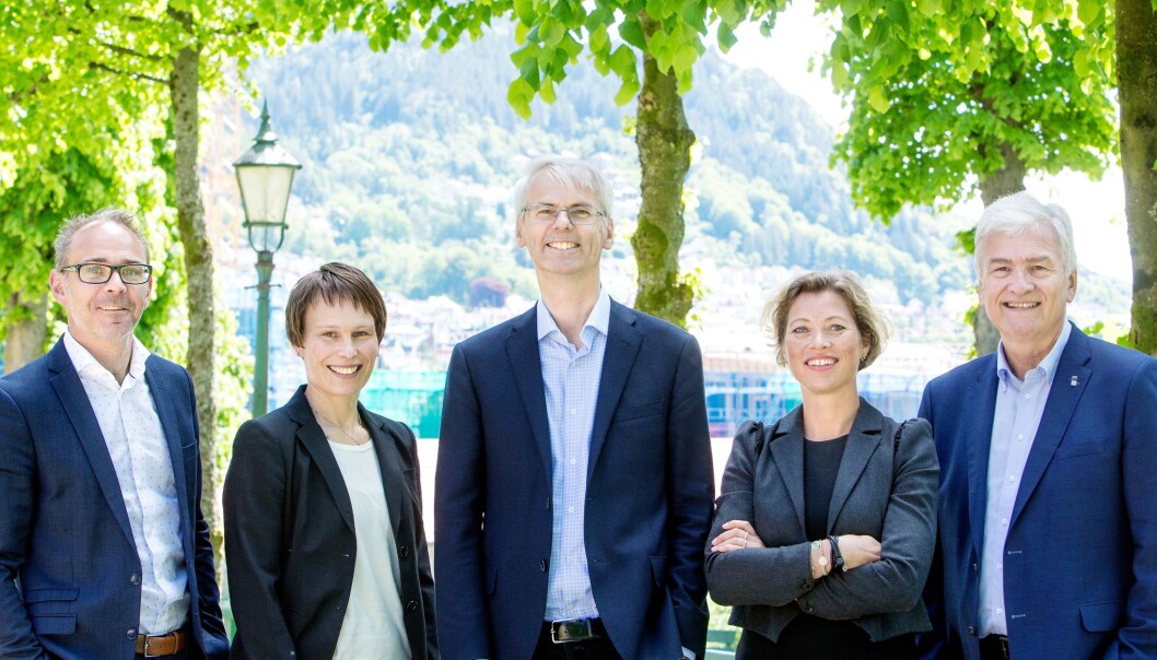 Dette blir NHHs nye rektorteam fra 1. august. Fra venstre: Professor Helge Thorbjørnsen, professor Linda Nøstbakken, professor og påtroppende rektor Øystein Thøgersen, førsteamanuensis Therese E. Sverdrup og førsteamanuensis Gunnar Christensen. (Foto: NHH) Dette blir NHHs nye rektorteam fra 1. august. Fra venstre: Professor Helge Thorbjørnsen, professor Linda Nøstbakken, professor og påtroppende rektor Øystein Thøgersen, førsteamanuensis Therese E. Sverdrup og førsteamanuensis Gunnar Christensen. (Foto: NHH)