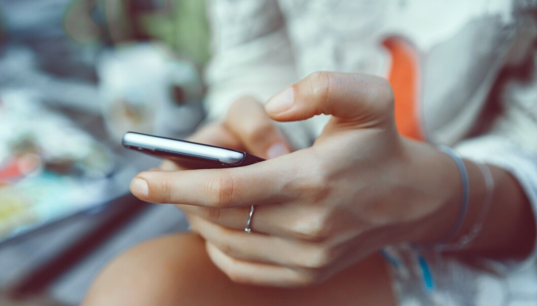 Blått lys fra mobiltelefoner er ikke farlig for huden. (Foto: sergey causelove / Shutterstock / NTB scanpix) Blått lys fra mobiltelefoner er ikke farlig for huden. (Foto: sergey causelove / Shutterstock / NTB scanpix)