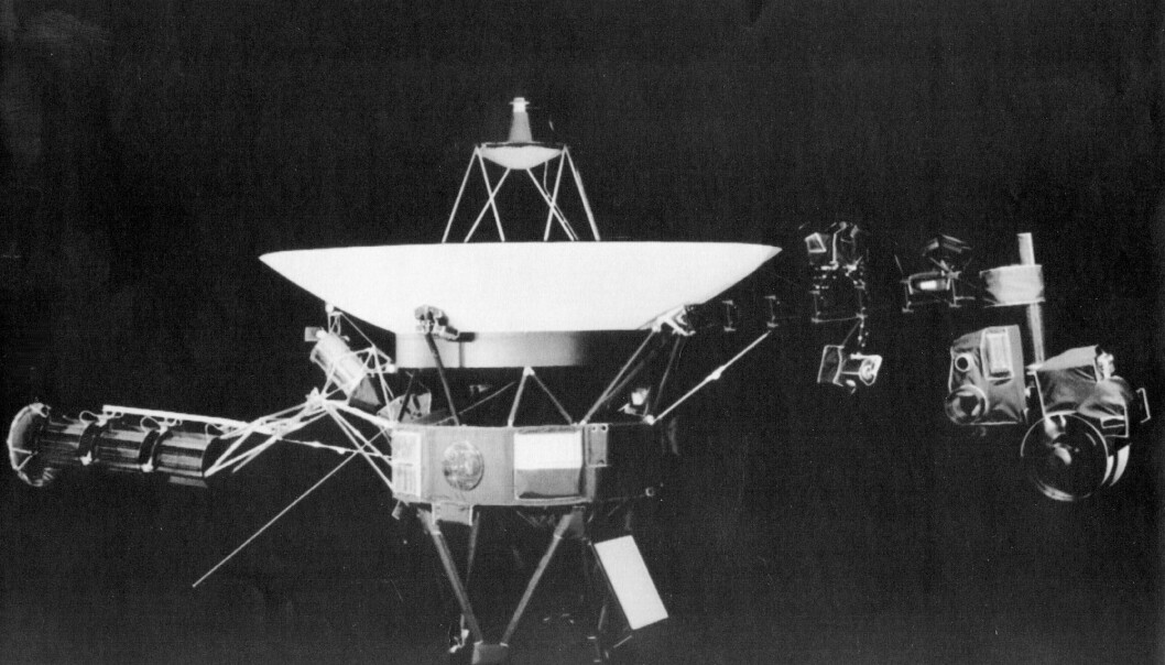 Et handout-bilde fra Jet Propulsion Lab i Pasadena, California, viser en av NASAs to Voyager-sonder. De ble skutt opp i 1977, og reiser nå gjennom rommet mellom stjernene. (Foto: AP / NTB scanpix) Et handout-bilde fra Jet Propulsion Lab i Pasadena, California, viser en av NASAs to Voyager-sonder. De ble skutt opp i 1977, og reiser nå gjennom rommet mellom stjernene. (Foto: AP / NTB scanpix)