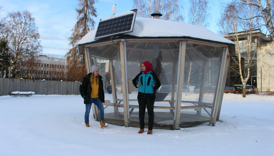 Et solcellepanel, en mottaker og en boks er det som skal til for å skape et wifipunkt. (Foto: Elise Kjørstad)