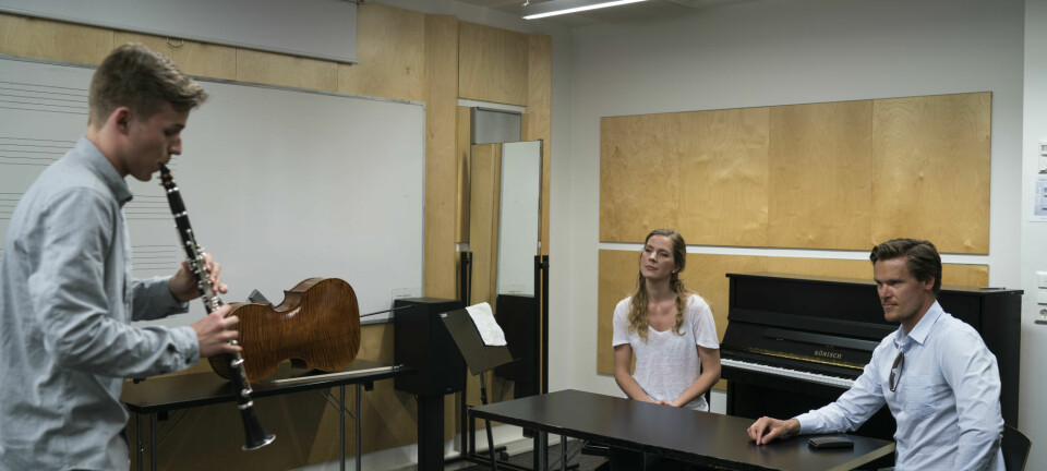 Klarinettist Espen Nystog Aas og cellist Anina Radotina deltok begge i Johannes Lunde Hatfield sitt prosjekt kor dei fekk innføring i mentale strategiar som ein vanlegvis brukar i idrettspsykologien.  (Foto: Kjetil Asdal Bjørgan)