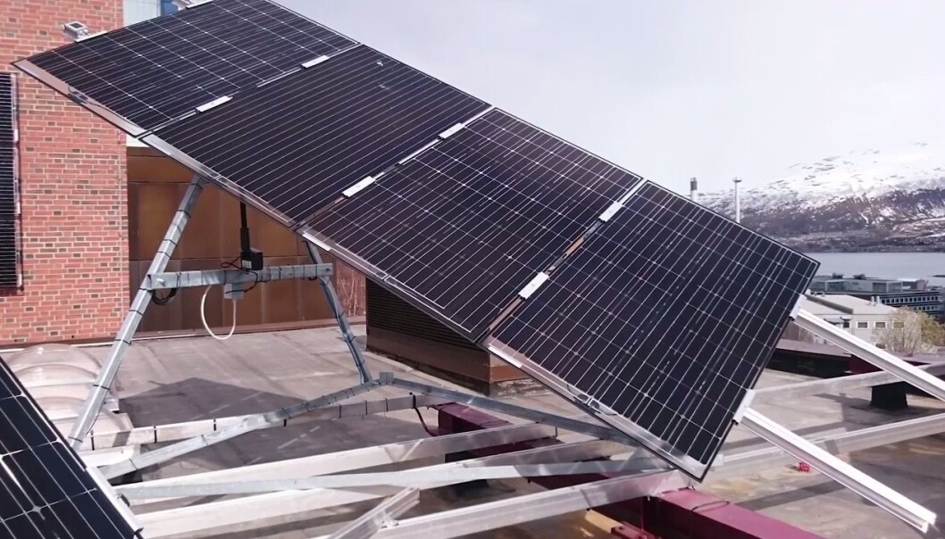 På taket til UiT finner du Nord-Norges største solcelle-anlegg som er koblet til strømnettet. Anlegget er en del av et stort forskningsprosjekt som skal finne fram til hvordan vi kan utnytte solenergi på smartest mulig måte. (Skjermdump fra YouTube) På taket til UiT finner du Nord-Norges største solcelle-anlegg som er koblet til strømnettet. Anlegget er en del av et stort forskningsprosjekt som skal finne fram til hvordan vi kan utnytte solenergi på smartest mulig måte. (Skjermdump fra YouTube)