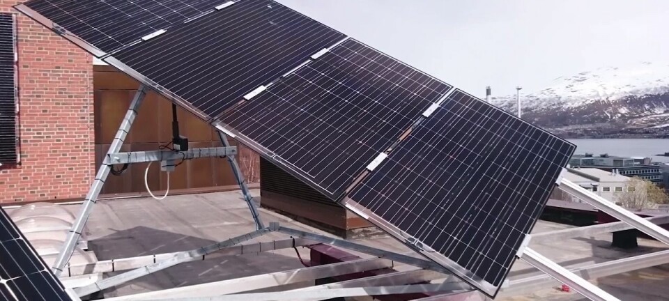 På taket til UiT finner du Nord-Norges største solcelle-anlegg som er koblet til strømnettet. Anlegget er en del av et stort forskningsprosjekt som skal finne fram til hvordan vi kan utnytte solenergi på smartest mulig måte. (Skjermdump fra YouTube)