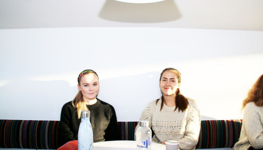 Sara Mosand (til venstre) og Camilla Fjeldstad mener det lønner seg å skrive sine egne notatar. (Foto: Njord V. Svendsen) Sara Mosand (til venstre) og Camilla Fjeldstad mener det lønner seg å skrive sine egne notatar. (Foto: Njord V. Svendsen)