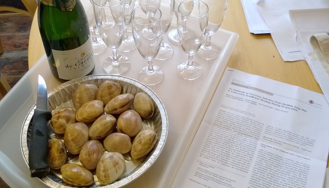 Funnene til blant annet Duinker og Lunestad ble publisert i en vitenskapelig artikkel i 2016. Det ble selvsagt feiret med teppeskjell og champagne. (Foto: Arne Duinker / Havforskningsinstituttet) Funnene til blant annet Duinker og Lunestad ble publisert i en vitenskapelig artikkel i 2016. Det ble selvsagt feiret med teppeskjell og champagne. (Foto: Arne Duinker / Havforskningsinstituttet)