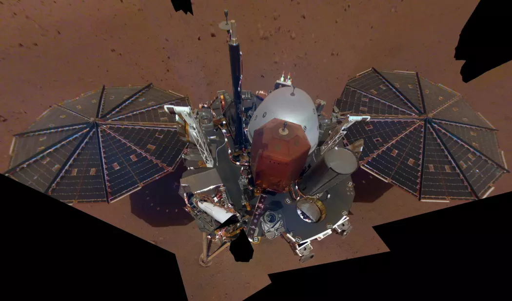 Alene på Mars har Insight klart å sende hjem dette selvportrettet. (Foto: NASA/JPL-Caltech)