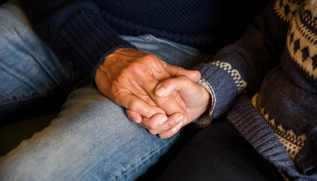 Hender og tilpasset aktivitet er viktigst i demensomsorgen, mener Rune Samdal. Her holder han hånda til sin kone Kirsten. (Foto: Ingrid Hagerup) Hender og tilpasset aktivitet er viktigst i demensomsorgen, mener Rune Samdal. Her holder han hånda til sin kone Kirsten. (Foto: Ingrid Hagerup)