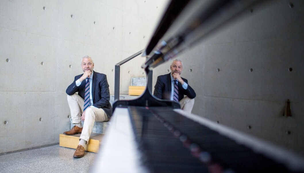 Stefan Kölsch forsker på hvilken effekt musikk har på hjernen til pasienter med Alzheimer sykdom. (foto: Eivind Senneset) Stefan Kölsch forsker på hvilken effekt musikk har på hjernen til pasienter med Alzheimer sykdom. (foto: Eivind Senneset)