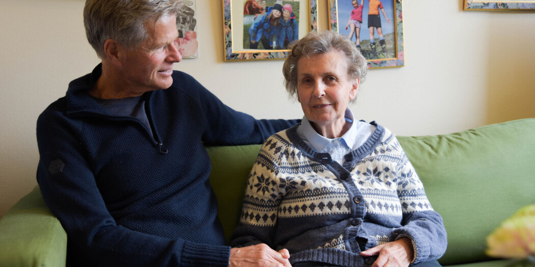 Rune Samdal og kona Kirsten sitter sammen på Ulset sykehjem. Selv om Kirsten viste tegn til demens, tok det 15 år før hun fikk diagnosen Alzheimer sykdom. Rune er selv ansatt som medforsker i et prosjektene hvor de undersøker hva som er god demens- og pårørendeomsorg. Samdal bidrar med sin kompetanse som pårørende. (Foto: Ingrid Hagerup) Rune Samdal og kona Kirsten sitter sammen på Ulset sykehjem. Selv om Kirsten viste tegn til demens, tok det 15 år før hun fikk diagnosen Alzheimer sykdom. Rune er selv ansatt som medforsker i et prosjektene hvor de undersøker hva som er god demens- og pårørendeomsorg. Samdal bidrar med sin kompetanse som pårørende. (Foto: Ingrid Hagerup)