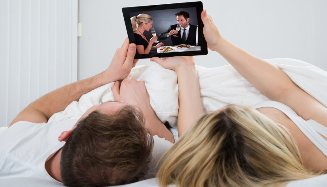 Netflix i senga er ikke alltid en god idé for den av dere som har søvnproblemer. Ny forskning viser at sengepartner kan ha dårlig påvirkning på personer som sliter med søvnløshet, uten helt å vite det selv. (Foto: Shutterstock / NTB scanpix) Netflix i senga er ikke alltid en god idé for den av dere som har søvnproblemer. Ny forskning viser at sengepartner kan ha dårlig påvirkning på personer som sliter med søvnløshet, uten helt å vite det selv. (Foto: Shutterstock / NTB scanpix)