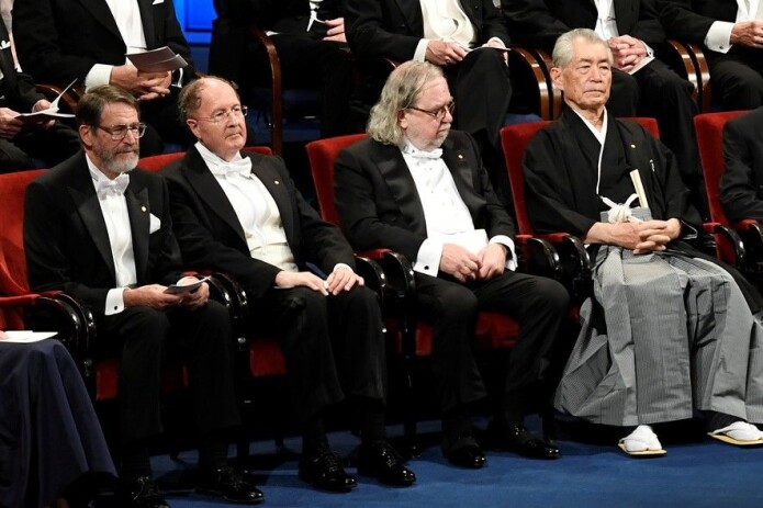 Stolte vinnere under mandagens nobelpris-seremoni. Fra venstre George P. Smith og Gregory P. Winter (kjemi), James P. Allison og Tasuko Honjo (fysiologi og medisin). (Foto: Reuters/NTB scanpix) Stolte vinnere under mandagens nobelpris-seremoni. Fra venstre George P. Smith og Gregory P. Winter (kjemi), James P. Allison og Tasuko Honjo (fysiologi og medisin). (Foto: Reuters/NTB scanpix)