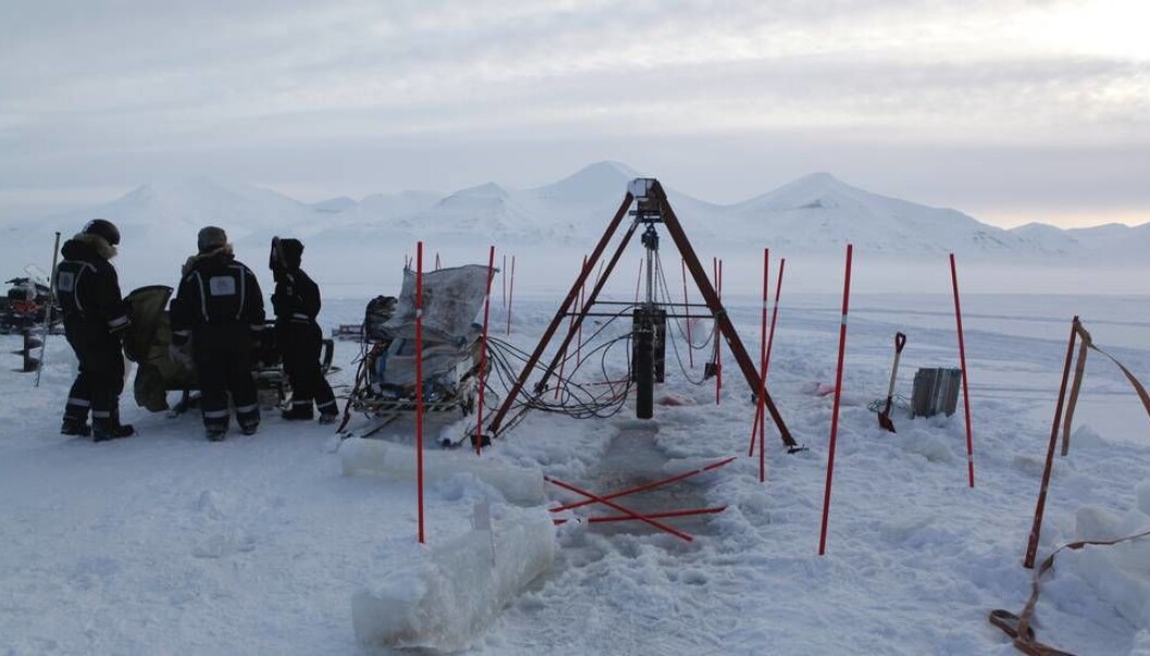 Bildet viser isforskere fra NTNU, Unis og Russland utenfor Svea på Svalbard. (Foto: Nancy Baazilchuk/NTNU) Bildet viser isforskere fra NTNU, Unis og Russland utenfor Svea på Svalbard. (Foto: Nancy Baazilchuk/NTNU)
