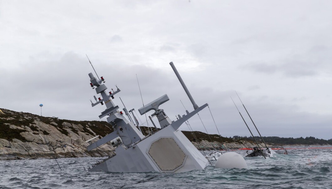Den havarerte fregatten KNM Helge Ingstad fotografert 14. november. Fregatten ligger på grunn nord for Stureterminalen i Hjeltefjorden utenfor Bergen. (Foto: Cornelius Poppe / NTB scanpix) Den havarerte fregatten KNM Helge Ingstad fotografert 14. november. Fregatten ligger på grunn nord for Stureterminalen i Hjeltefjorden utenfor Bergen. (Foto: Cornelius Poppe / NTB scanpix)