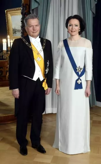 President Sauli Niinistö og førstedame Jennie Haukio på Finlands frigjøringsdag. Kjolen er laget av bjørk. (Foto:Vesa Moilanen/Lehtikuva)