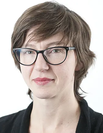 Arkeolog og førstelektor Vibeke Maria Viestad har forska på klesdrakta til det europearane oppfatta som «nakne buskmenn». (Foto: UiO) Arkeolog og førstelektor Vibeke Maria Viestad har forska på klesdrakta til det europearane oppfatta som «nakne buskmenn». (Foto: UiO)